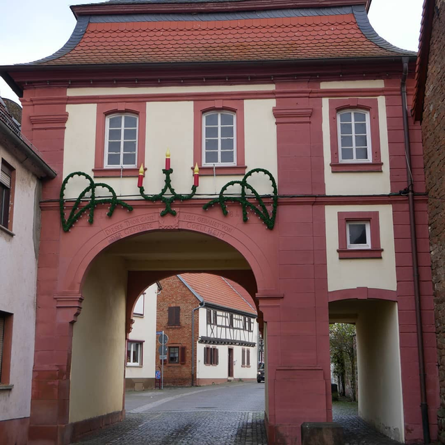 GÖLLHEIM, zwei Torbögen begrüßen