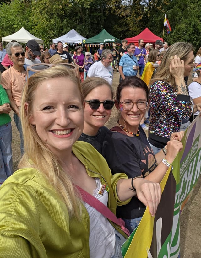 Bunte Premiere im Schlossgarten: Rund 300 Menschen feiern ersten CSD in Kirchheimbolanden